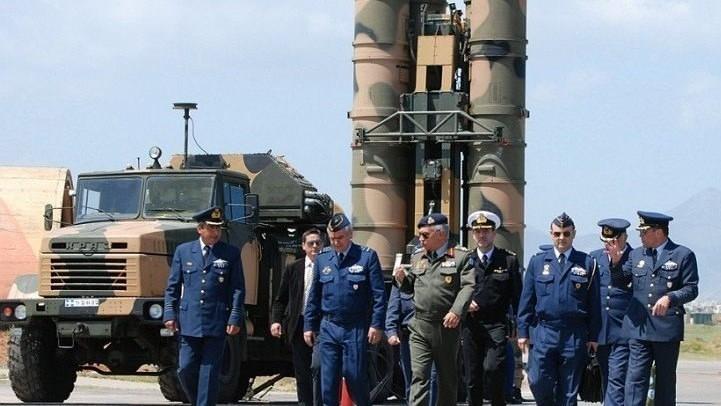 <p>Geçtiğimiz aylarda, Türk F-16'sına radar kilidi atarak düşmanca tavır sergilenmesinin ardından yeniden gündeme gelen S-300 hakkında, Yunan muhalefetine yakın Efimerida ton Sintakton gazetesinden çok konuşulacak bir iddia ortaya atıldı.</p>