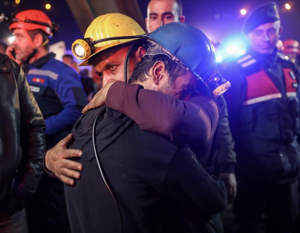 <p>Türkiye Taşkömürü Kurumu Amasra Müessese Müdürlüğüne bağlı maden ocağındaki patlama nedeniyle göçük altında kalan maden işçilerinin yakınları ve arkadaşları üzüntü yaşadı.</p>
