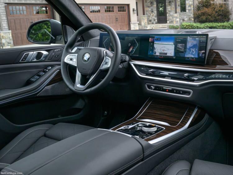 <p>Yeni BMW X7, 8. nesil en gelişmiş BMW İşletim Sistemi'ne sahip. Böylelikle sezgisel ve sesli komutlar, ergonomik kontroller ile Personal Assistant otomobilin sürüş konforunu daha da ileriye taşıyor.</p>
