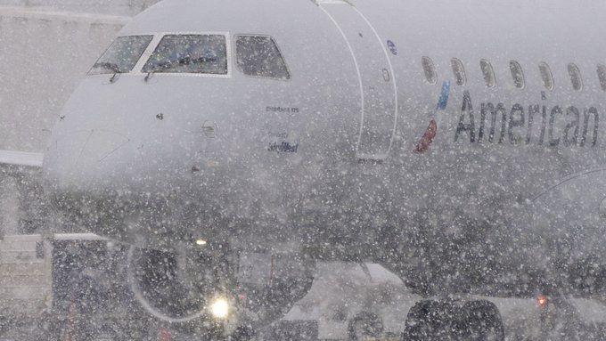 <p>Uçuş takip sitesi FlightAware, Noel için yılın en yoğun seyahat dönemlerinden biri öncesinde 8 binden fazla uçuşun iptal edildiğini ve 25 binden fazla uçuşta gecikme yaşandığını aktardı.</p>
