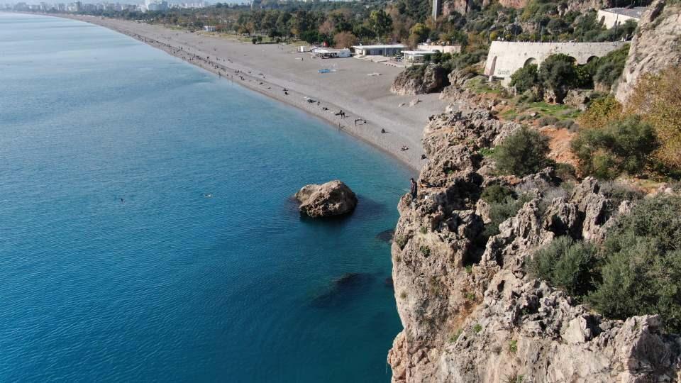 <p>D&uuml;nyaca &uuml;nl&uuml; 30 metre y&uuml;kseklikteki falezlerin ucunda balık avlayan vatandaş dron ile g&ouml;r&uuml;nt&uuml;lendi.<br />
&nbsp;</p>
