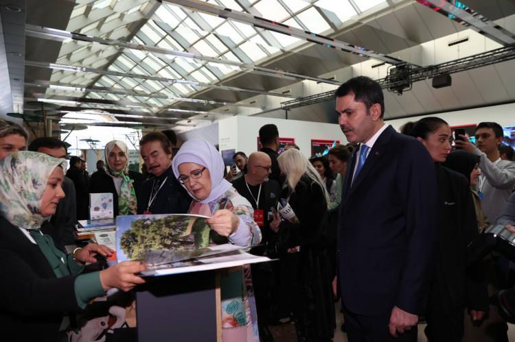 <p>Çevre, Şehircilik ve İklim Değişikliği Bakanı Murat Kurum, Başkan Recep Tayyip Erdoğan’ın eşi Emine Erdoğan’ın teşrifleriyle İstanbul’da Haliç Kongre Merkezi’nde bu yıl üçüncüsü düzenlenen "<strong>Sıfır Atık Zirvesi ve Ödül Töreni</strong>"nde yaptığı konuşmada, "<strong>2017 yılında Saygıdeğer Emine Erdoğan Hanımefendi’nin himayelerinde bugün dünyanın en önemli çevre seferberliğine dönüşen Sıfır Atık Hareketimiz tam 5 yaşında! Çocuklarımızı tehdit eden yeni silah, artık anne sütünde bile bulunan öldürücü mikro plastiklerdir… Bugün Türkiye, 2053 yılına kadar tüm atıklarını dönüştüren bir ülke olmak için Sayın Cumhurbaşkanımızın öncülüğünde var gücüyle çalışmaktadır… Son 10 dakikada dünyada toplam 5 bin 900 ton plastik atık oluştu, 370 ton atık okyanuslara karıştı, 20 deniz kuşu, 2 kaplumbağa canını yitirdi, 77 hektar ormanlık alan yok oldu, 25 bin ton gıda çöpe atıldı, tam 180 insan nefes darlığı çekerek hayata gözlerini yumdu. Biz bu manzaraya seyirci kalmıyor, İklim ve Sıfır Atık diplomasisiyle ülke olarak en güçlü cevabı veriyoruz. BM kararıyla artık her yıl 30 Mart gününün ‘Uluslararası Sıfır Atık Günü’ ilan edilmesi bunun en somut göstergesidir Uluslararası Sıfır Atık Günü’nü 30 Mart’ta 81 il 922 ilçemizde muhteşem çevre ve doğa etkinlikleriyle dünyanın tüm ülkelerinden katılan misafirlerimizle birlikte coşkuyla kutlayacağız.</strong>" ifadelerini kullandı.</p>
<p></p>