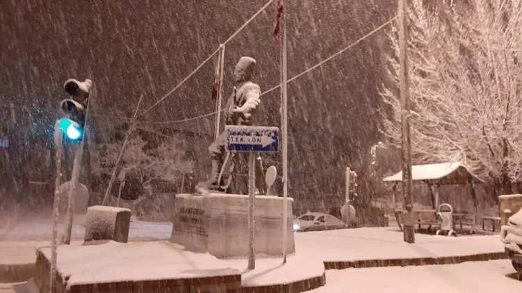 <p>Adana'nın yüksek rakımlı ilçelerinden Tufanbeyli'de kar yağışı başladı.</p>

<p> </p>
