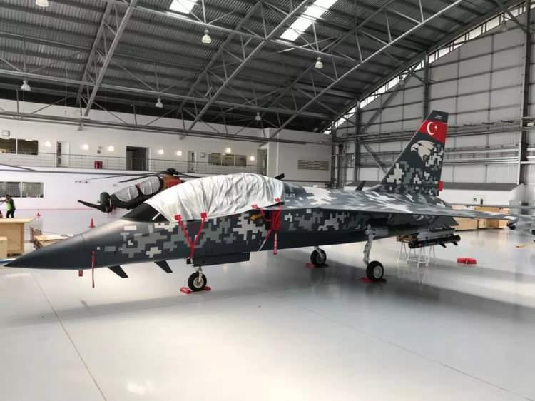 <p>BAE Systems'ın İngiltere'de yürüttüğü "sanal gerçeklik" tabanlı insan makina arayüzü alt yapı geliştirme ve bazı insansız hava aracı konsepti çalışmaları ile araştırma geliştirme projelerinde yer aldıklarını dile getiren Gökalp, "sanal gerçeklik" geliştirme projesi ile BAE Systems Chairman Ödülleri'nde "Business Leader" ödülüne layık görüldüklerini aktardı.</p>

<p> </p>
