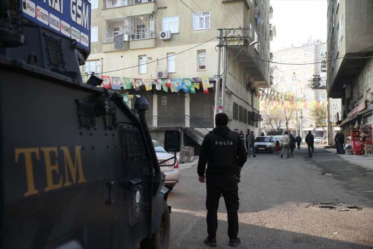<p>Diyarbakır merkezli 9 ilde terör örgütü PKK'ya yönelik operasyonda 14 şüpheli gözaltına alındı.</p>
