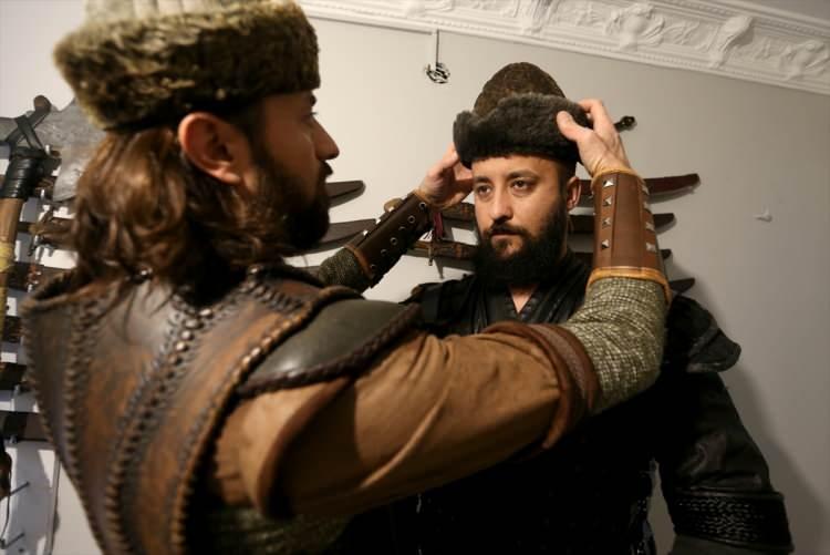<p><strong>"Sancak nöbeti köklü bir devlet geleneği"</strong></p>

<p>Saygı nöbetinde görevli Jandarma Uzman Çavuş Metehan Çınar, ecdadı hatırlamak ve hatırlatmak, Türk tarihine yön vermiş kişilere dikkati çekmek, halkın milli birlik ve beraberlik duygusunu perçinlemek amacıyla bu uygulamanın başlatıldığını söyledi.</p>
