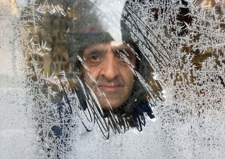 <p>Ardahan'da soğuk hava nedeniyle ev ve iş yerlerin camında buz oluştu.</p>
<p> </p>