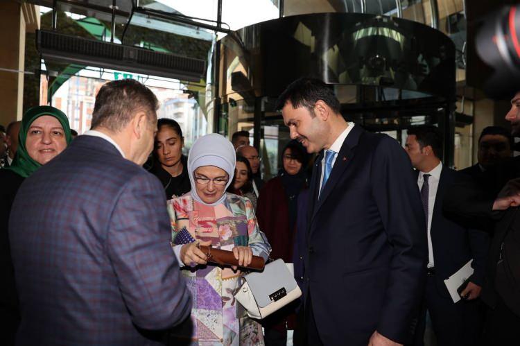 <p>Bakan Kurum, burada yaptığı konuşmaya Haliç Kongre Merkezi’nin, Türkiye’nin en özel çevresel dönüşüm hikâyesinin yaşandığı yer olduğunu belirterek "<strong>Burası on yıllarca atıl duran mezbahaların olduğu, koku ve çevre kirliliğine sebep olan bir yerdi. Ki, 1997 yılına kadar! Bu eser, Sayın Cumhurbaşkanımızın belediye başkanlığı döneminde çevresiyle bütünleşerek Haliç’in kıyısında muhteşem bir eser olarak yeniden İstanbul tarihindeki eşsiz yerini almıştır.</strong>" diyerek başladı.</p>
