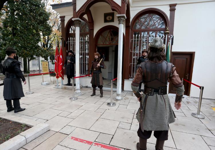 <p>Orhan Gazi Türbesi'nin de bulunduğu parktaki seremoni, ziyaretçiler tarafından cep telefonlarıyla kayıt altına alınıyor.</p>