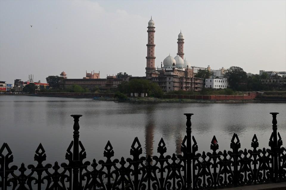<p>Hindistan’ın en büyük camisi konumunda olan Bhopal kentindeki Taj-ul-Masjid, aynı anda yaklaşık 175 bin kişinin namaz kılmasına olanak sağlayabiliyor. Uzun yıllar devam eden yapım çalışması sonrası 1985 yılında tamamlanan cami yaklaşık 23 bin metrekarelik bir alan üzerine kurulmuştur.</p>
<p> </p>
