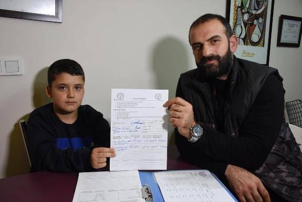 <p>Kentte süpermarkette çalışan, 2 çocuk babası Adem Bingöl, uzun süre cep telefonu ve internet kullanması nedeniyle ilkokul 2'nci sınıf öğrencisi oğlu Rüzgar Çınar ile sorun yaşamaya başladı. Yasaklamalarla sorunu çözemeyen Bingöl, ara buluculuk yönteminden faydalanmaya karar verdi. Müzakereci Arabulucular Derneği Başkanı Feridun Balcı ile görüşen Bingöl, günde ortalama 3 saat internet ve cep telefonu kullanan Rüzgar'ın müzakereyle ikna edilmesini sağladı. Rüzgar'ın hafta sonu 1,5 saat, hafta içi ise yarım saat internet kullanmayı kabul etmesi üzerine baba-oğul ara buluculuk sözleşmesi imzaladı.</p>
