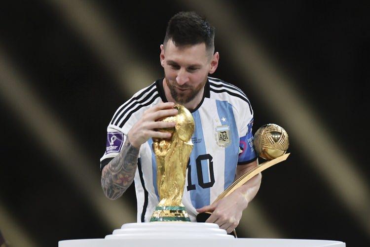 <p><strong>Altın top ödülü Messi’nin oldu</strong><br />
<br />
Arjantin’in şampiyon olmasında büyük pay sahibi olan Lionel Messi, turnuvanın en iyi oyuncusuna verilen altın top ödülünün sahibi oldu. 35 yaşındaki yıldız, turnuvada 7 gole imza attı.</p>
