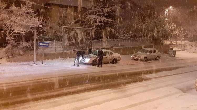 <p>İlçede akşam saatlerinde başlayan yağışın ardından cadde ve sokaklar karla kaplandı.</p>

<p> </p>

<p>Kar nedeniyle bazı sürücüler araçlarıyla ilerlemekte güçlük çekti. Geç saate rağmen dışarı çıkan çocuklar kar topu oynayarak eğlendi. Tufanbeyli Karayolları Bakımevi ekipleri sorumluluk sahalarında olumsuzluk yaşanmaması için çalışma yürütüyor.</p>
