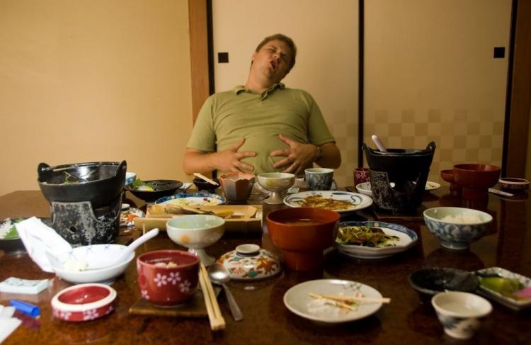 <p><strong>Yemekten sonra üstünüze bir ağırlık çöküyor ve hemen uyuma isteği geliyorsa vücudunuz, sağlık probleminin işaretlerini veriyor olabilir. Önemsiz bir durum gibi görünen ve çoğu zaman sıradan olarak algılanan yemek sonrası uyku durumuna dikkat! </strong></p>
