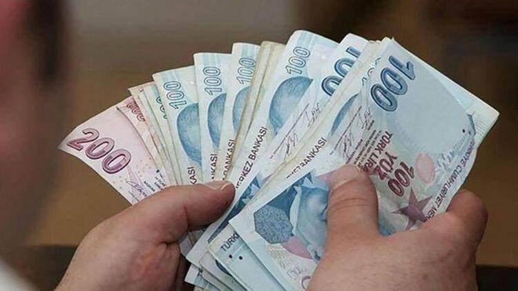 <p><strong>EN DÜŞÜK EMEKLİ MAAŞI NE KADAR OLACAK? </strong></p>

<p>Şu anda SSK'lı bir emeklinin en düşük emekli aylığı 3.500 lira olarak ödeniyor. 6 aylık enflasyon verisinin yüzde 20 olarak hesaplanması halinde en düşük emekli maaşı 4.200 liraya yükselecek. </p>
