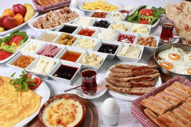 <p>Türkiye'de serpme kahvaltı nedeniyle yıllık 100 milyar liralık israf yaşandığını belirten Bingöl, maddi kaybın on milyarlarca lirayı bulduğunu aktarmıştı.</p>
