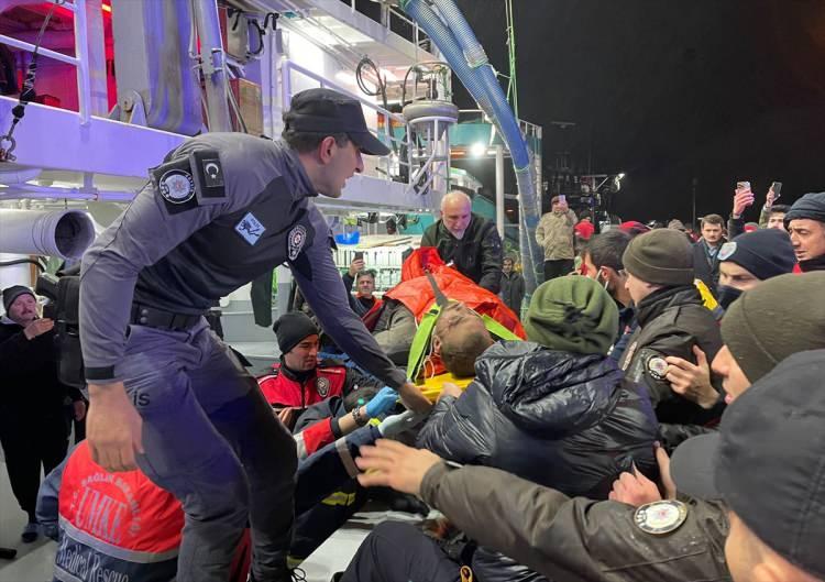 <p>Gemi mürettebatından 16 kişi balıkçı teknelerinin de yardımıyla Sinop Limanı'na getirildi. Yaralanan ve dumandan etkilenen 3'ü ağır 16 kişi hastaneye kaldırıldı. Gemi kaptanının ise kayıp olduğu öğrenildi.</p>
<p> </p>