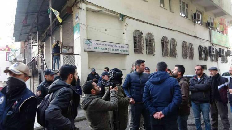 <p>Diyarbakır Cumhuriyet Başsavcılığınca terör örgütü PKK/KCK'ya yönelik başlatılan soruşturma kapsamında, aralarında Demokratik Bölgeler Partisi (DBP) Diyarbakır ve Gaziantep il başkanlıkları yöneticilerinin de bulunduğu 15 zanlı hakkında gözaltı kararı verildi.</p>

<p> </p>
