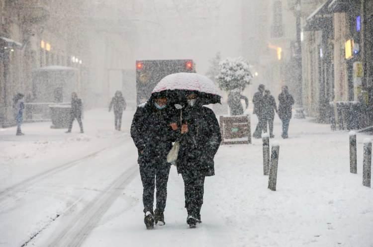 <p>Meteoroloji'nin yeni raporunda Marmara, Karadeniz, İç Anadolu ve Akdeniz'de yer yer karla karışık yağmur ve kar yağışları bekleniyor.</p>
