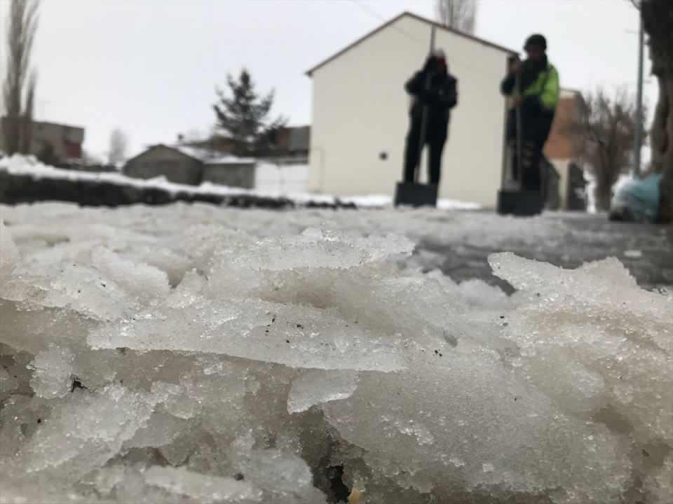 <p>Hava sıcaklığının sıfırın altında seyrettiği Kars'ta kaldırımlar buz tuttu. Kars Belediyesi ekipleri kaldırımlarda kar ve buz temizliği yaptı.</p>
<p> </p>