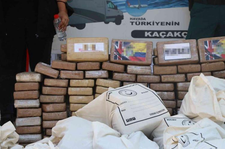 <p><em><strong>Meseleyi siyasal hale getirerek bütün dünyaya Türkiye'yi "narko devlet" olarak niteleyenlerin bulunduğunu dile getiren Soylu, şunları kaydetti:</strong></em></p>

<p>"70 ton Belçika'nın Antwerp limanında kokain yakalanıyor geçen yıl, orası narko devlet değil. Hamburg limanında 20 ton yakalanıyor, orası narko devlet değil. Avrupa'da 20 tonlar, 30 tonlar, 40 tonlar yakalanıyor, oraskı narko devlet değil. Türkiye'de ortalama kokain yakalanması 1,5-2,5 ton arasıdır, yıllara sair bir şekilde. Türkiye'yi, bu ülkenin içinde yaşayan insanlar narko devlet olarak suçluyor. Kendi devletine atabileceği en büyük çamuru atmaya çalışıyor."</p>
