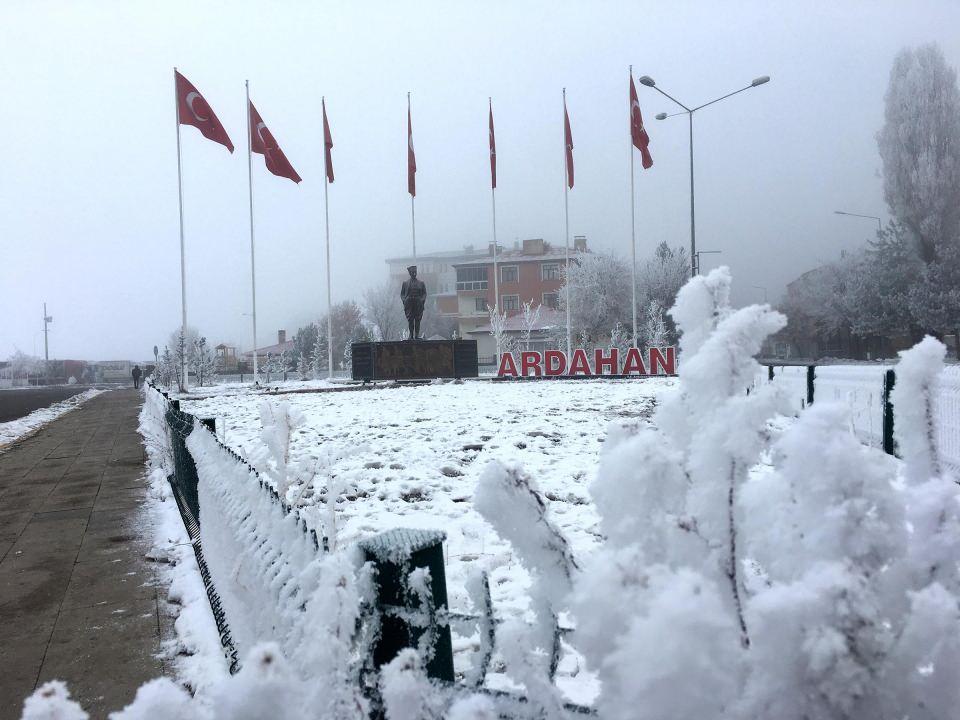 <p><strong>Ardahan eksi 14,8 ile dondu</strong></p>

<p>Ardahan'da soğuk hava etkili olurkin, kent merkezinde sıcaklık sıfırın altında 14,8 dereceye kadar düştü.</p>

<p> </p>
