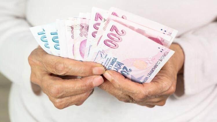 <p>Türkiye'de kayıtlı 17 milyon işçi var. Bunun yüzde 37'si asgari ücretle çalışıyor. Asgari ücrete yapılan zam dolayısıyla herkesi ilgilendiriyor. Memur ve memur emeklileri toplu sözleşmeye göre zam alıyorlar. Ocak ve Temmuz aylarında zam alıyorlar. Asgari ücret bugün açıklanıyor, uygulama 1 Ocak'ta yürürlüğe girecek. Asgari ücretliler ilk maaşlarını 31 Ocak'ta alacaklar.</p>
