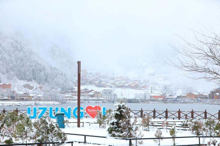 <p>Trabzon'da turizm merkezi Uzungöl, kar yağışı ile birlikte beyaz örtüyle kaplandı.</p>

<p> </p>
