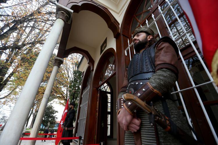 <p>Ecdadın ruhunun yaşatıldığı bu tür mekanları sık sık ziyaret etmeye çalıştıklarını aktaran Kızılırmak, şunları kaydetti:</p>
<p>"Alp kıyafetli kardeşlerimizin burada durması çok güzel bir şey. Çünkü bizlere geçmişi hatırlatıyorlar. Ecdadımız Osmanlı, İslam için gece gündüz, soğuk sıcak demeden ailelerinden, evlatlarından uzak kaldılar. Bizler için gelecek nesiller için bu memleketleri fethettiler. </p>