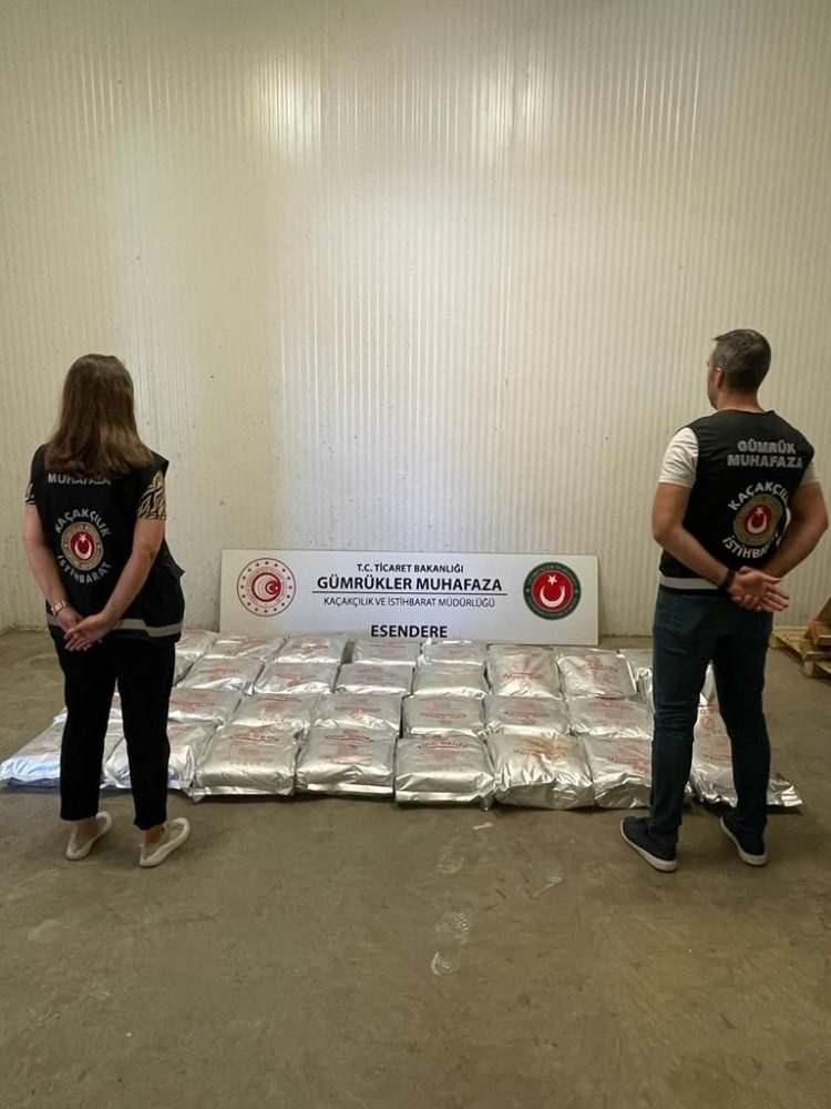 <p><em>Türkiye'de ilk kez hayata geçirdikleri uygulamayla her üç ayda bir kanalizasyonlardan alınan atık su örneklerinden, kullanılan uyuşturucuya ilişkin verileri topladıklarını aktaran Soylu, belirledikleri kriterlerin listelerini tüm il, ilçe emniyet müdürlükleriyle, ilgili kurum ve kuruluşlarla paylaştıklarını dile getirdi.</em></p>