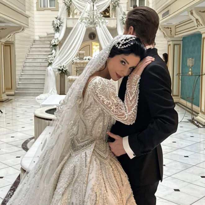 <p><span style="color:#FF0000"><strong>MERVE BOLUĞUR </strong></span></p>
<p><span style="color:#000000"><strong>Ekim ayında DJ Mert Aydın ile nikah masasına oturan oyuncu Merve Boluğur'un mutluluğu kısa sürse de gelinliği hafızalara kazındı. Fuat Paşa Yalısı'nda gerçekleşen düğünde gösterişli bir gelinlik tercih eden Boluğur, güzelliğiyle göz kamaştırmıştı.</strong></span></p>