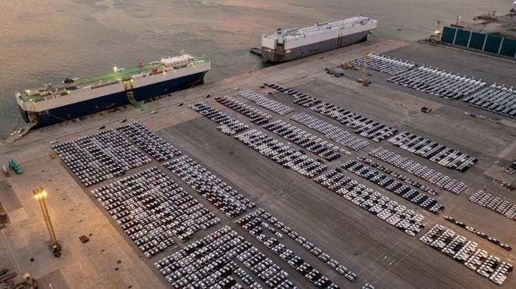 <p>Birçok bayide araçlar tükenince, Türkiye’ye gelmek üzere yolda olan gemilerdeki araçlar da satılmaya başladı. Talebin yoğun olduğu yerli modeller için de sıra yazılıyor.</p>
