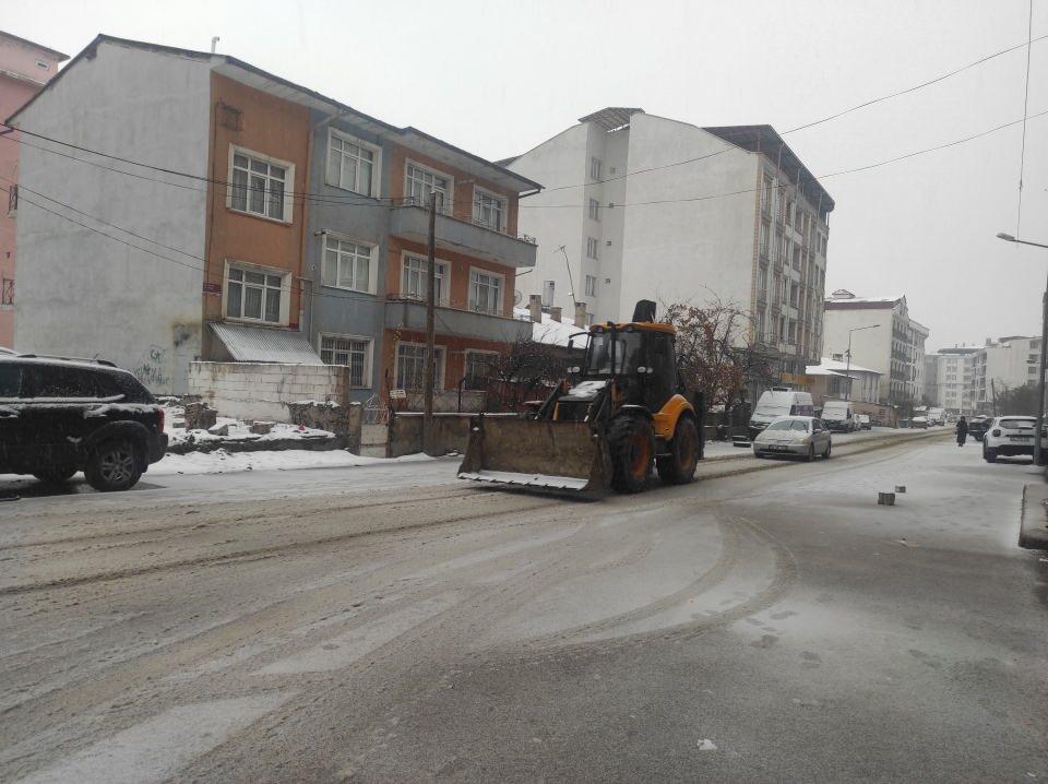 <p>Kar kalınlığı kent merkezindeki kırsal mahallelerde 5, yüksek kesimlerde ise 15 santimetreyi buldu.</p>
