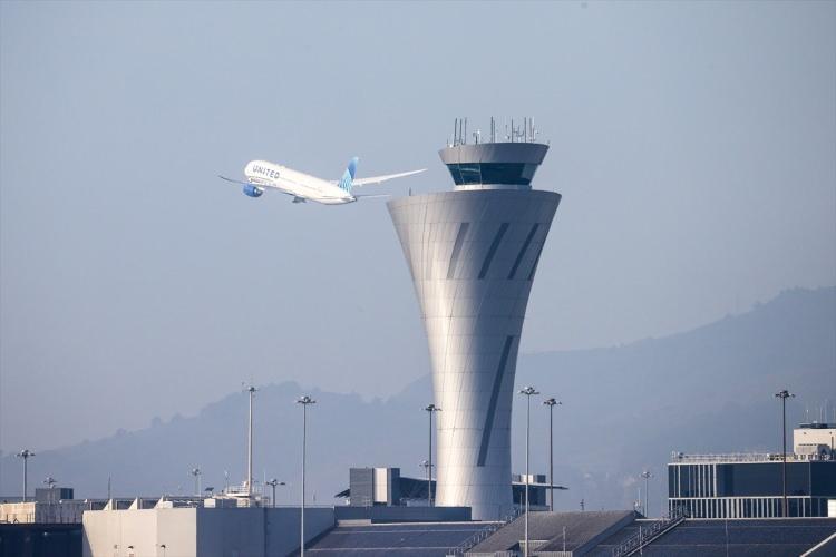 <p>California eyaletindeki San Francisco Uluslararası Havalimanı'nda yolcular kontuarda sırada beklerken görüntülendi.</p>
