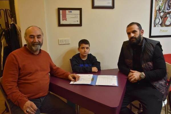 <p>İzmir'de yaşayan Adem Bingöl (33), interneti ve cep telefonunu uzun süre kullanması nedeniyle oğlu Rüzgar Çınar (7) ile yaşadığı sorunu kendi yöntemleriyle çözemeyince ara bulucuya başvurdu. Rüzgar'ın hafta sonu 1,5 saat, hafta içi yarım saat internet kullanmayı kabul etmesi üzerine ara buluculuk sözleşmesinin imzalanmasıyla baba-oğul anlaştı.</p>
