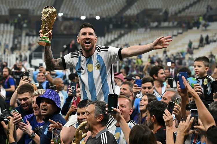 <p>2022 Dünya Kupası finalinde Arjantin, penaltı atışları sonrası Fransa’yı mağlup ederek şampiyon oldu. Normal süresi 2-2, uzatma dakikaları ise 3-3 biten mücadelede penaltı atışlarına gidildi. Penaltı atışlarında 4-2 üstünlük sağlayan Arjantin dünyanın en büyüğü oldu.</p>
