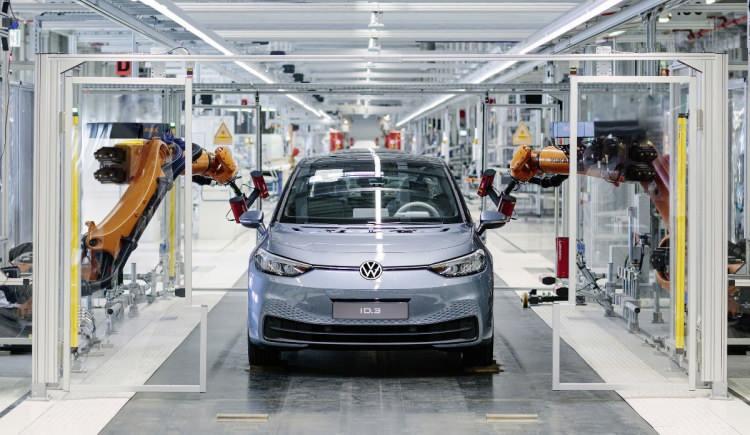 <p>Alman otomobil üreticisi Volkswagen'i tedarik zincirindeki aksamalar vurdu. </p>
