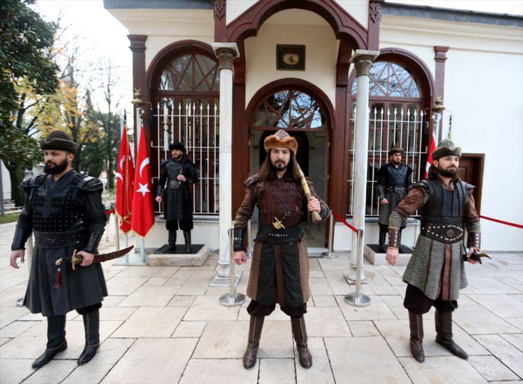 <p>Milletin ecdada vefasının simgelerinden biri haline gelen askerlerin nöbet değişimleri, ziyaret için türbeye gelenlerin dikkatini çekiyor.</p>
