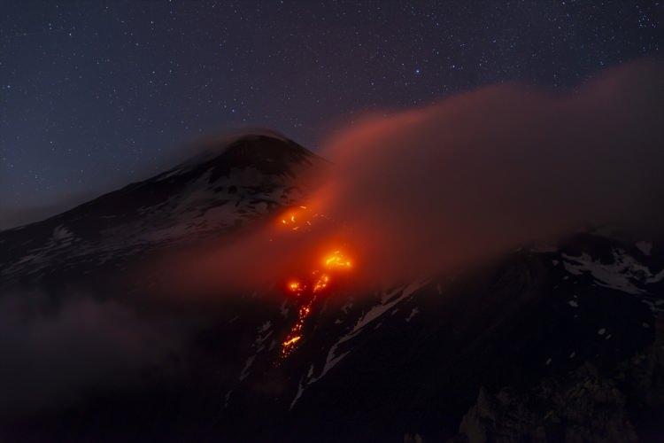 <p>Sicilya adasında 3 bin 326 metre yüksekliğindeki yanardağ, patlamayla birlikte kül ve lav püskürttü.</p>
