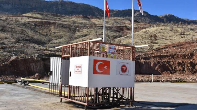 <p>"Esma Çevik" sahası dünyada 2022 yılında yapılan karadaki en büyük 10 keşif arasında yer alırken, keşfedilen petrolün 36 gravite değerinde olduğu belirlendi.</p>

<p> </p>
