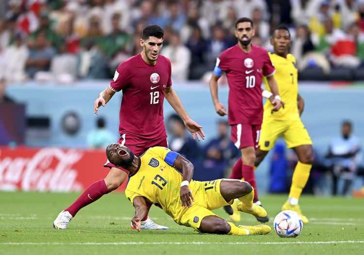 <p><strong>Katar ilk Dünya Kupası'na puansız veda etti</strong><br />
<br />
2022 Dünya Kupası'nda A Grubu'nda yer alan ev sahibi Katar, Kanada ile birlikte turnuvayı puansız kapatan iki takımdan biri oldu. Hollanda ve Senagal'in bir üst tura çıktığı A Grubu'nda açılış maçını oynayan Katar ve Ekvador turnuvaya ilk turda veda etti.</p>
