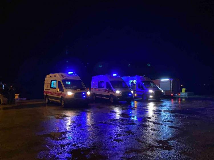 <p>Gemideki yangını söndürme çalışmaları sürüyor.</p>
<p>Sinop Valisi Erol Karaömeroğlu, AA muhabirine, Sinop'un 7 mil açıklarında "Meta" isimli Malta bandıralı gemide büyük bir yangın çıktığını söyledi.</p>