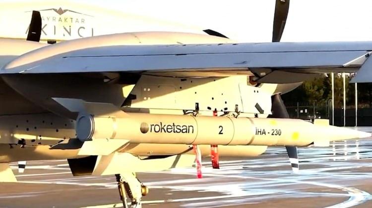 <p><strong>AKINCI TİHA DAHA DA ‘ÖLÜMCÜL’ OLDU</strong></p>
<p>Türkiye’nin TRG-230-İHA hamlesi ile aslında tam da bu noktada önemli bir kazanım elde ettiğine vurgu yapıyor Akbaba ve “Kısa sürede yüksek adetlerde üretebileceğiniz, maliyeti pahalı olmayan, hedefi büyük bir hassasiyetle yok eden bir füzeyi insansız hava aracından atabiliyorsunuz. Neresinden bakarsanız bakın son derece kritik bir kabiliyet.” diyor.</p>
<p> </p>