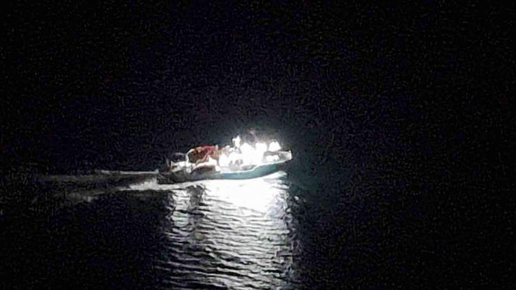 <p>Gemide 17 personel olduğunu anlatan Karaömeroğlu, "16'sını kurtardık. Gemiden en son kurtardığımız 3 kişi de bir balıkçı teknesi ile iskelemize varmak üzere. Sağlık tedbirlerimizi aldık. Gemide kurtarma faaliyetlerimiz devam ediyor." dedi.</p>
<p> </p>