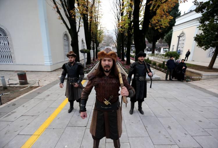 <p>Nöbet seremonisiyle ilgili eğitimlere tabi tutulan askerler, alp kıyafetleri giyip kılıç, balta gibi silahlarını kuşanarak her sabah görev yerlerine gidiyor.</p>
