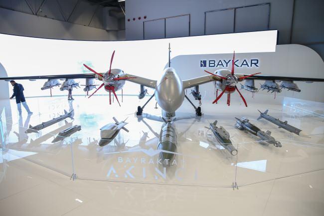 <p>TRG-230-İHA’nın menzili yüksek. Katı yakıtlı olması sebebiyle BUK, S-300 ve Patriot gibi hava savunma sistemlerine karşı etkili olacak. Burada BUK ve S-300 çok önemli. Çünkü Türkiye'ye ya da dost ve kardeşlerine hasmane tutum sergileyen çok sayıda ülke bu sistemlere sahip.</p>
<p> </p>