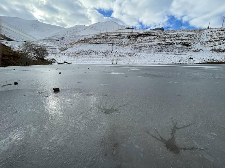 <p>Erzurum'da soğuk hava etkili oluyor. Hava sıcaklığının gece sıfırın altında 2 derece ölçüldüğü kentte, Palandöken Dağı'ndaki bazı göletler buz tuttu.</p>
<p> </p>