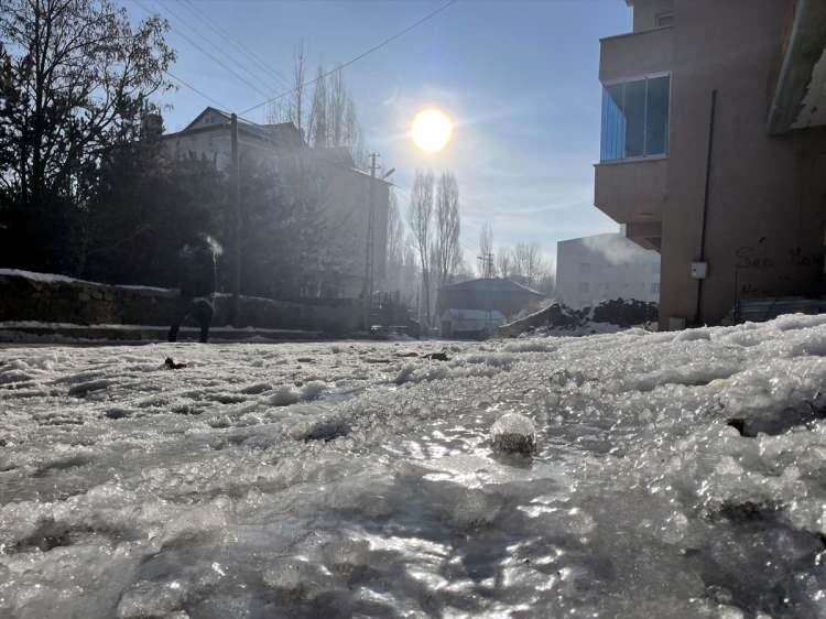 <p>Ardahan'da soğuk hava nedeniyle buzlanma meydana geldi.</p>
<p> </p>