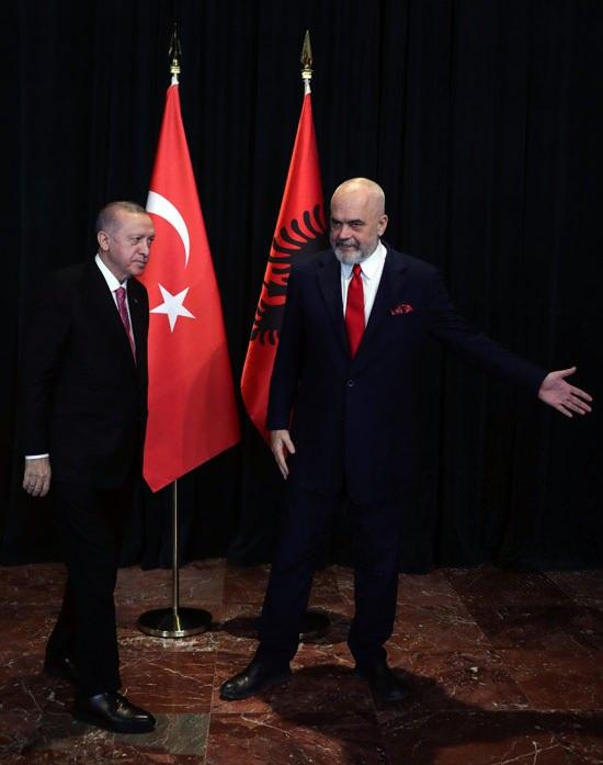 <p>Başkan Erdoğan, Arnavutluk’taki programı kapsamında TOKİ tarafından Laç Şehri’nde inşa edilen deprem konutlarının anahtar teslim törenine katıldı.</p>
