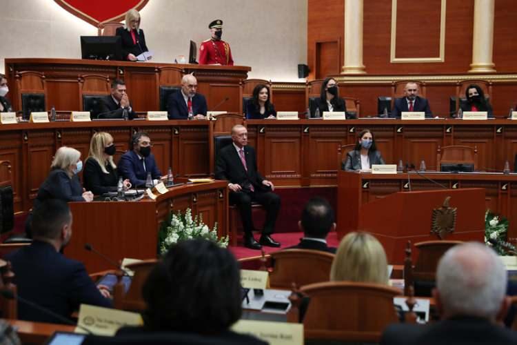 <p>Ortak basın toplantısının ardından Cumhurbaşkanı Erdoğan, Arnavutluk Meclisi'ne hitaben bir konuşma yaptı.</p>

<p>Daha sonra Tiran’da TİKA tarafından restorasyonu tamamlanan Ethem Bey Camii’nin açılışını gerçekleştiren Cumhurbaşkanı Erdoğan, programda bir konuşma yaptı.</p>
